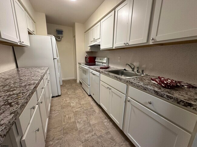Building Photo - 703 Camelback Ct