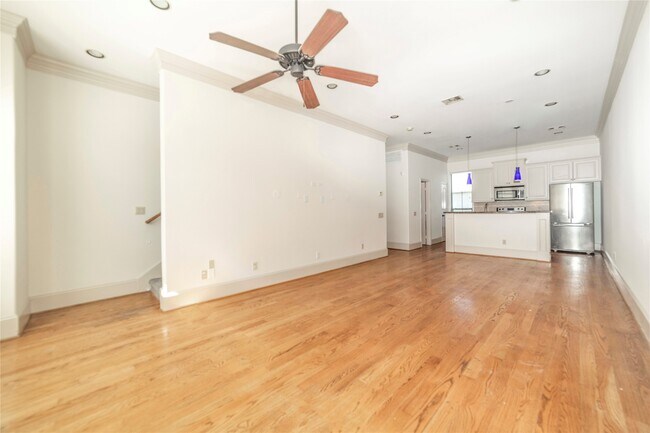 Building Photo - 3123 Fairdale Oaks E