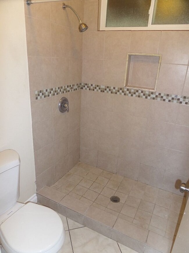 Building Photo - 3 Bedroom-2 Bathroom Single Story Home in ...