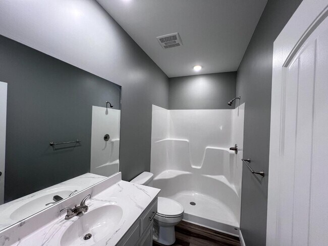 Building Photo - 102 Twin Oaks Dr