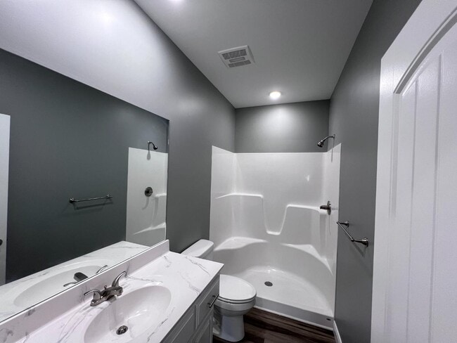 Building Photo - Twin Oaks Drive