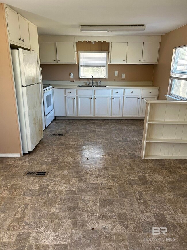 Building Photo - 20370 US-90