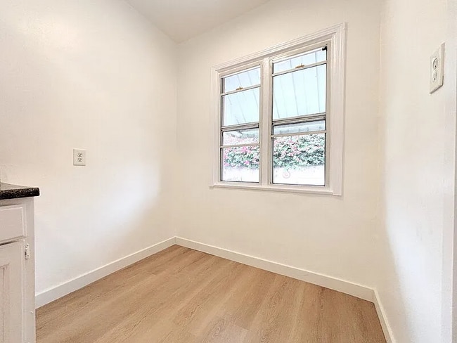 Building Photo - 727 E 81st St