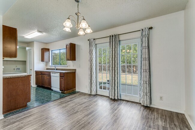 Building Photo - 3-BEDROOM HOME IN CANDLEWOOD PARK