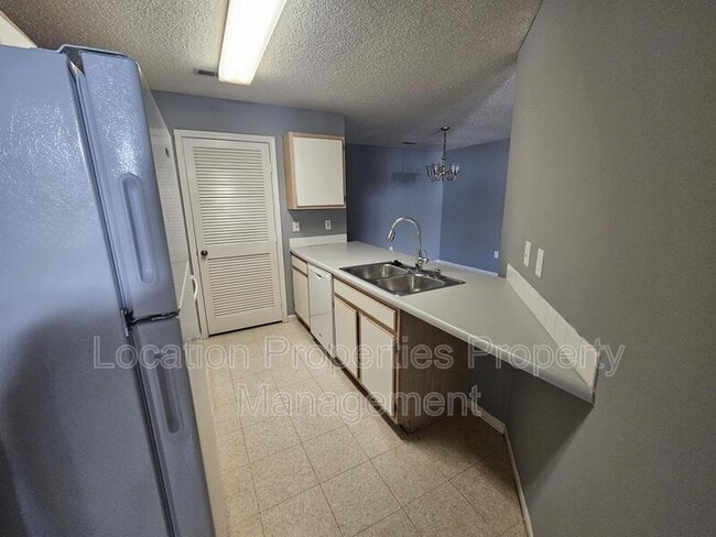 Building Photo - 3923 Overland Dr