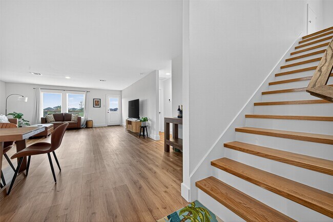 Building Photo - 27615 Village Cir Dr