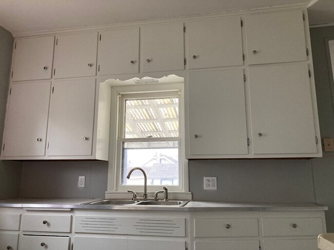 Building Photo - Charming 4 Bedroom 1 Bathroom Home in St.C...