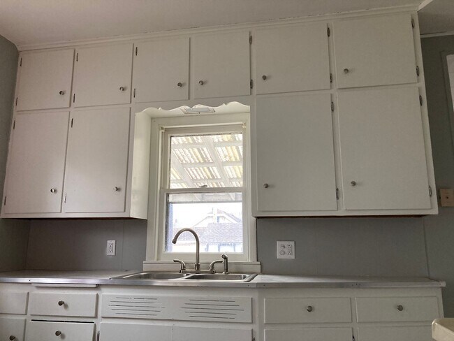 Building Photo - Charming 4 Bedroom 1 Bathroom Home in St.Cloud!