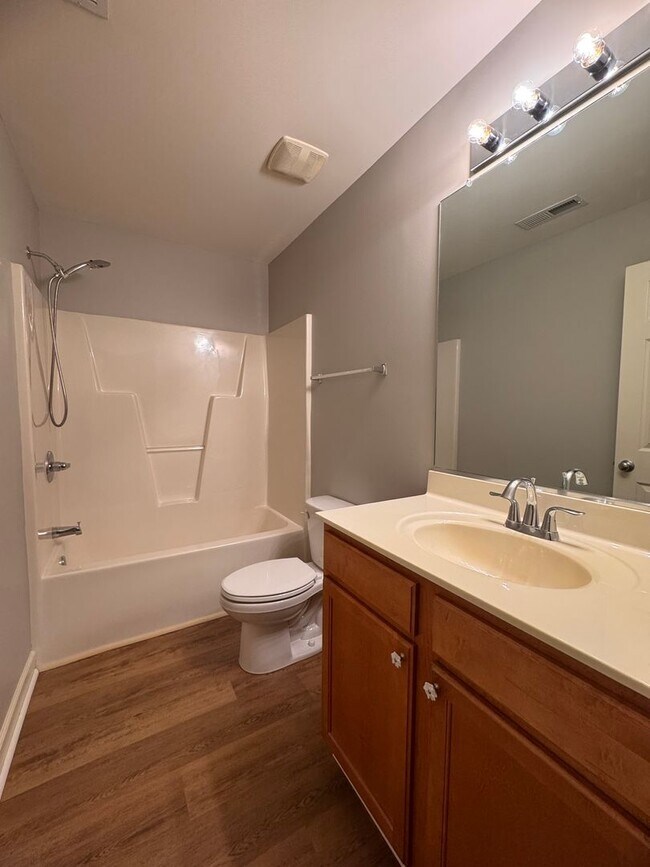 Building Photo - 2BR 2.5BA Townhome with Screened Porch