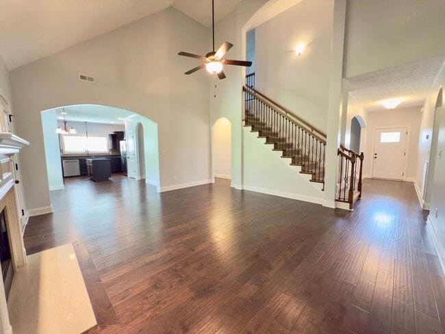 Building Photo - 532 Larkspur Dr