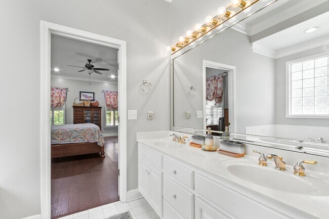 Building Photo - Beautiful 5 Bed 3.5 Bath Home! Available Summer 2026! Book Your Tour Today!