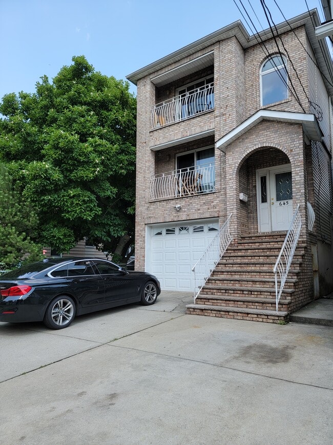 Primary Photo - 645 Jackson Ave
