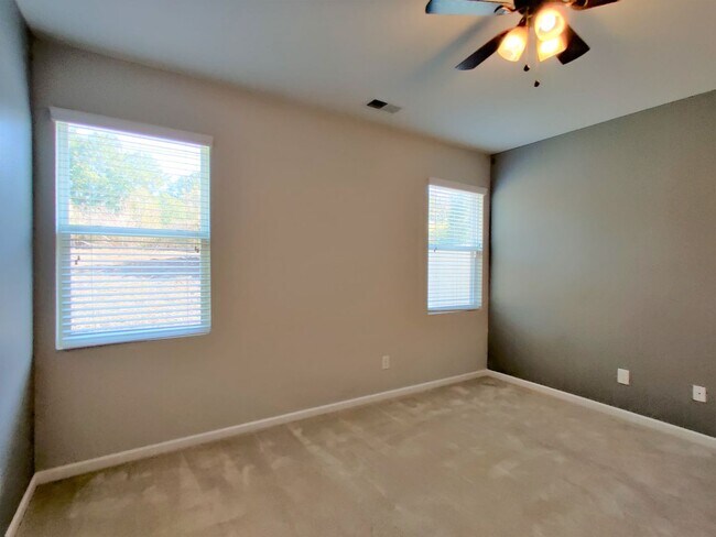 Building Photo - 4 Bedroom, 2.5 Bath Townhome in Savannah Townhomes