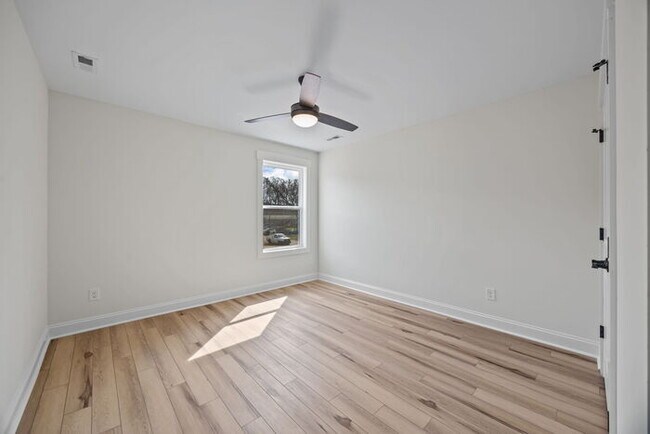Building Photo - 387 Lake Farm Dr