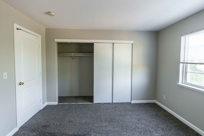 2nd bedroom bedroom - 3739 Black Eagle Dr