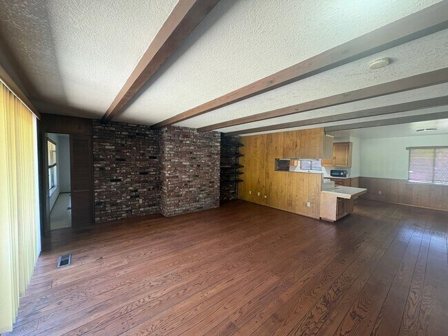 Building Photo - IMMEDIATE MOVE IN! Charming Vintage Sacramento 3 Bed / 1.5 Bath Home with Large Private Yard