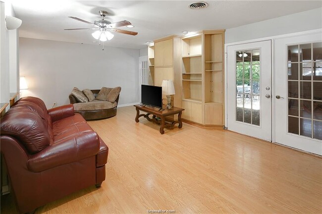 Building Photo - 305 W Brookside Dr