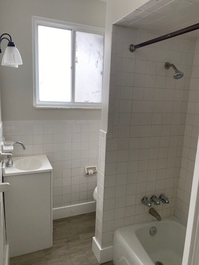 Building Photo - 2 Bedroom + Den, Updated Row House with Of...