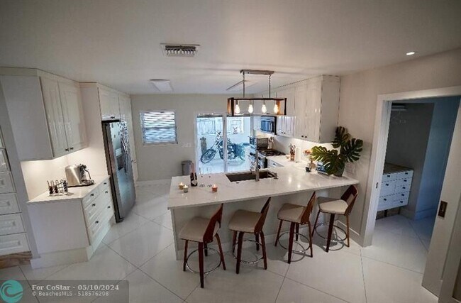 Building Photo - 327 Lancaster St