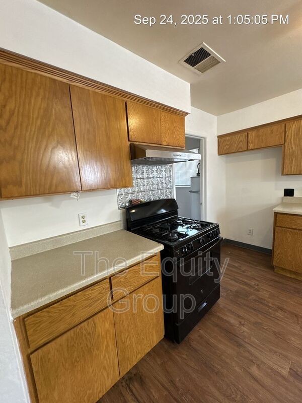 Building Photo - 942 E Tulare Ave