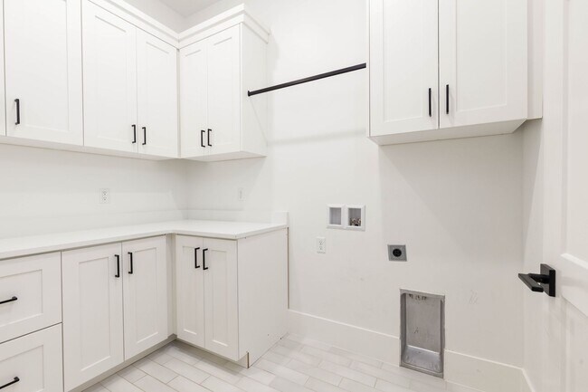 Building Photo - Beautiful 5 Bed 3.5 bath near Sunrise Valley Park In Washington.