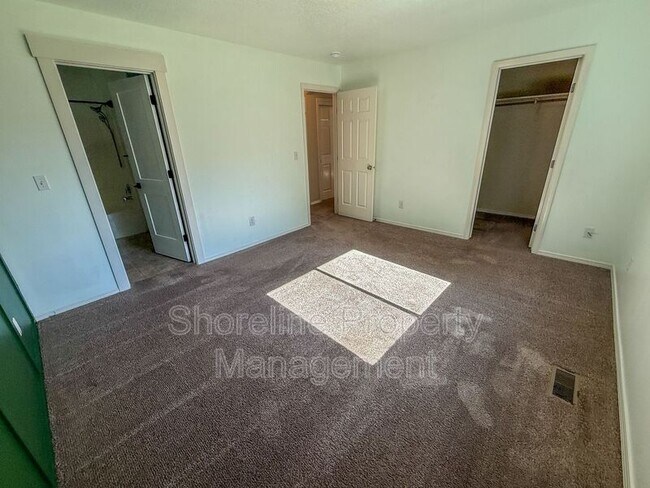 Building Photo - 3420 N Oakstone Ave