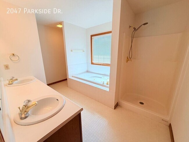 Building Photo - 2047 Parkside Dr