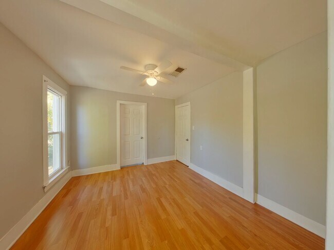 Building Photo - 3 Bedroom Home