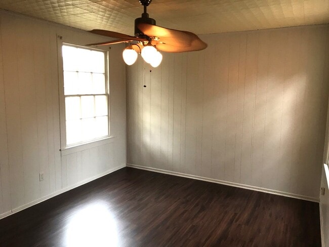 Building Photo - 3 Bedroom/1 bath home on corner lot with a large fenced back yard