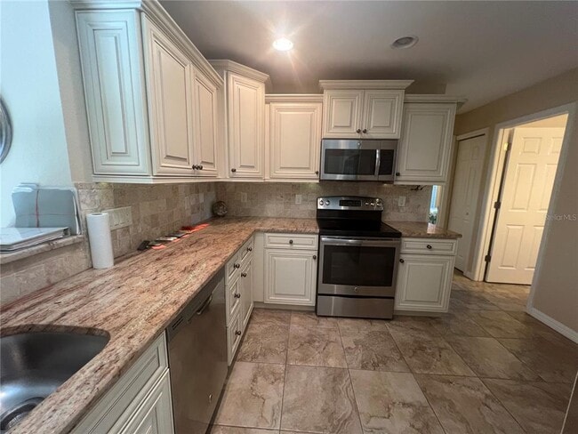 Building Photo - 12660 SW Lakeside Dr