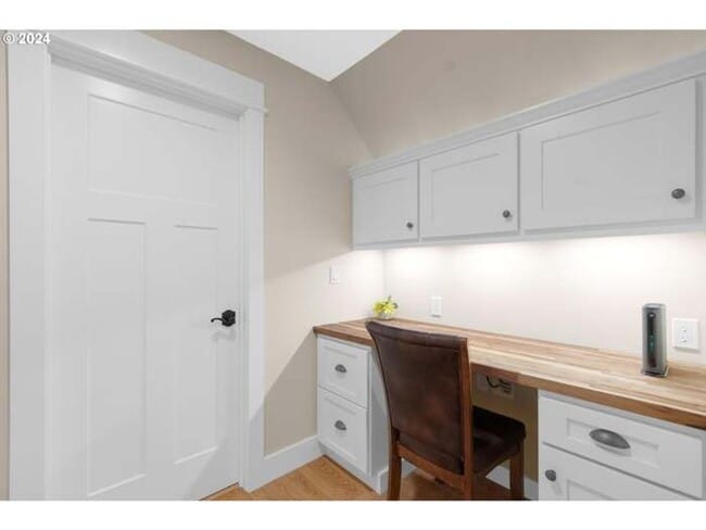 Building Photo - Beautifully updated, furnished home with wrap around porch and Columbia River Views!