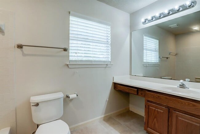 Building Photo - 2426 Linwood Dr