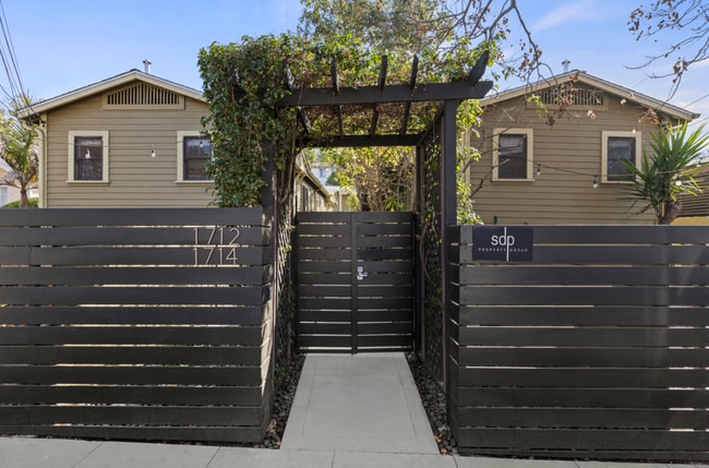 Building Photo - Adorable 1 bed / 1 bath Stand-Alone Bungalow in the Heart of Echo Park with Laundry & Parking