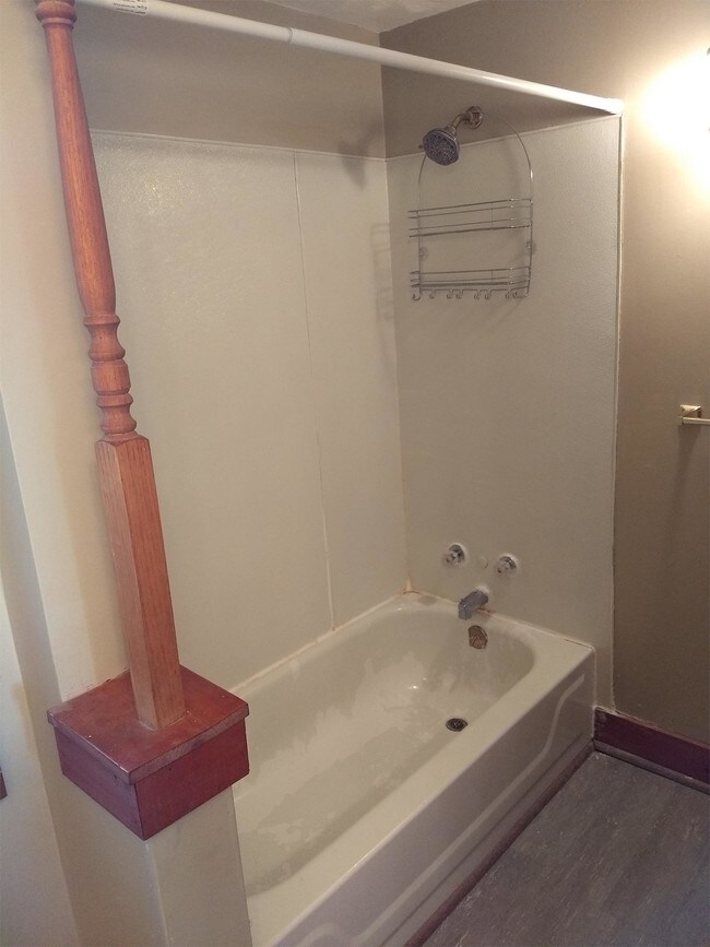 Building Photo - 904 E 17th St