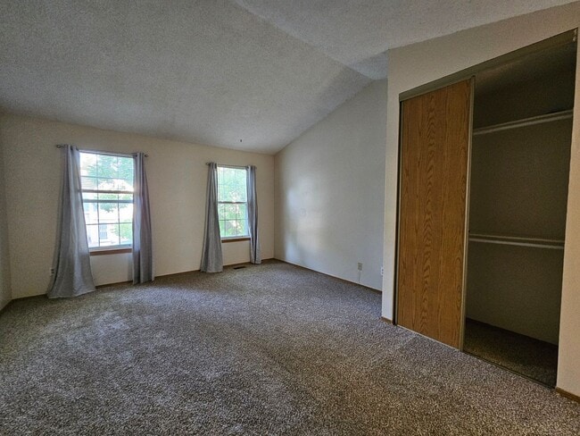 Building Photo - Spacious 2 Bed Townhome w/ Fenced Yard & N...