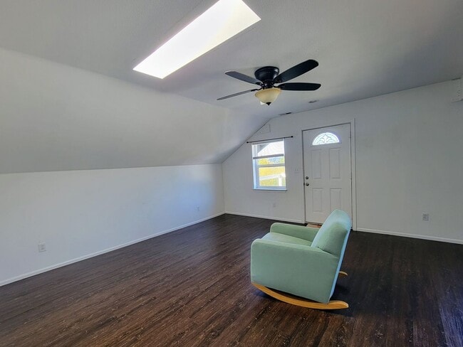 Building Photo - Bright and cheery 2 bed top level apartment in convenient Bremerton location