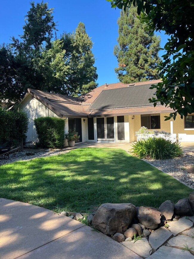 Building Photo - 3 BEDROOM/2 BATH EAST ROSEVILLE BEAUTY W/P...