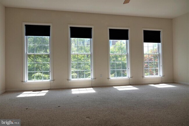 Building Photo - 1115 Crestfield Dr