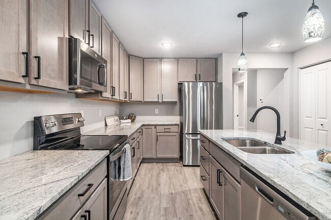 Building Photo - Like New 5 Bedroom - Close to the lake!