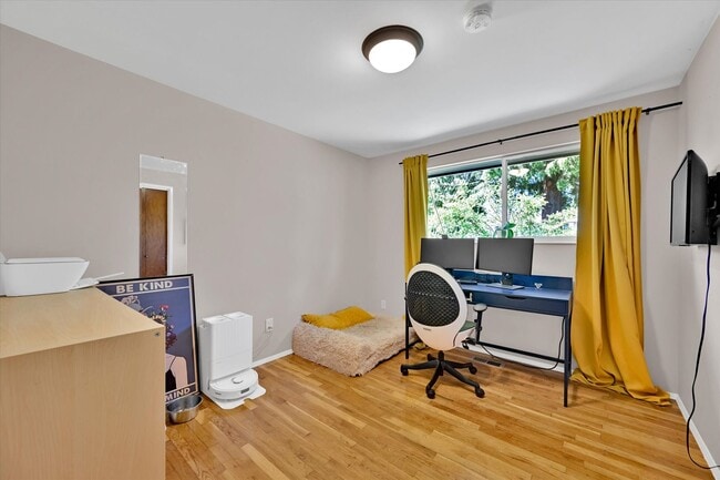 Building Photo - 7/1 Kent East Hill 4 bedroom rambler with ...
