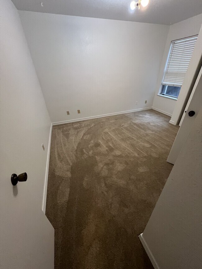 Building Photo - 235 Live Oak Cir