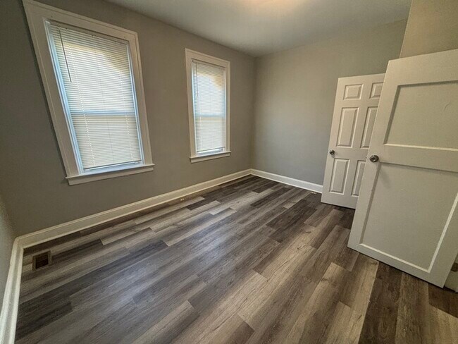 Building Photo - 2 bedroom PLUS den with Fireplace