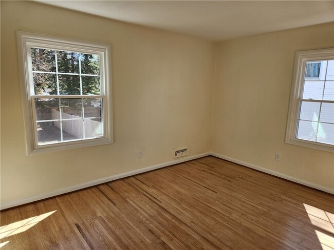 Building Photo - 206 Mason Ave