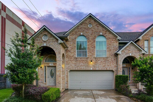 Primary Photo - 7630 N Linpar Ct