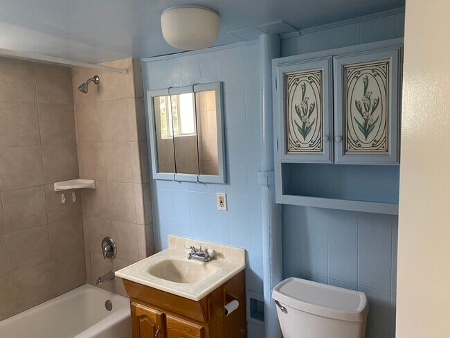 Side view Full bath - 516 El Monte St