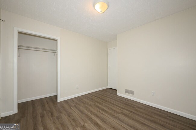 Building Photo - 2100 Whitebluff Way NE