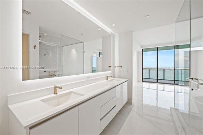 Building Photo - 700 NE 24th St