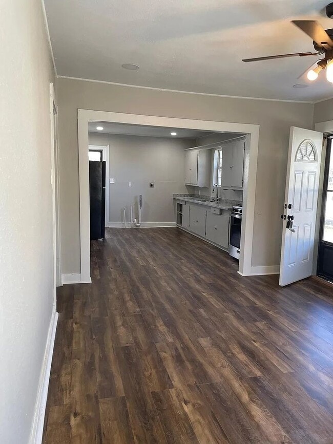 Building Photo - Beautifully Remodeled 4-Bedroom Home!