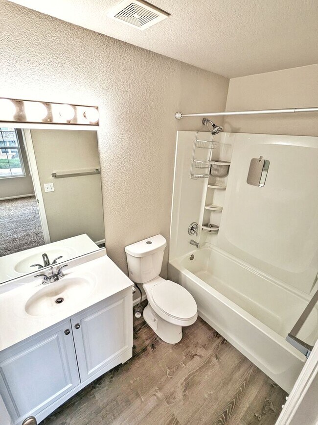 Building Photo - 2 Bedroom 2.5 Bath Townhome