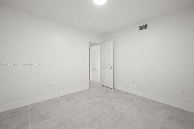 Building Photo - 10090 NW 80th Ct
